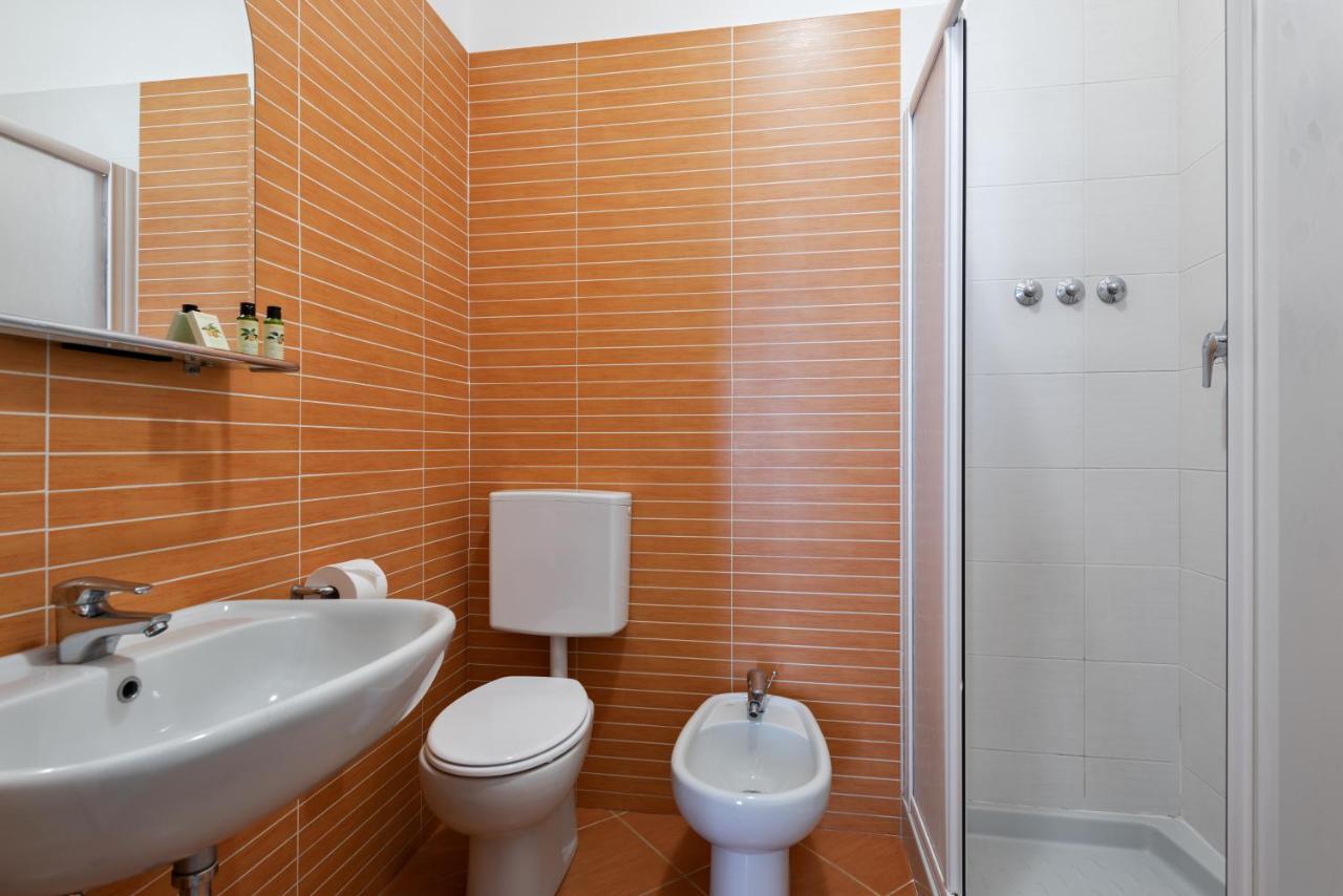 Hotel Riva Alassio Bagian luar foto